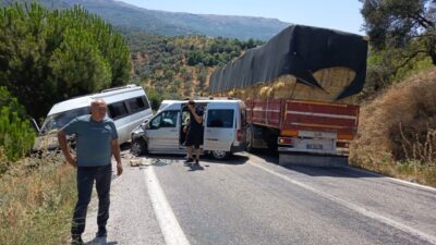 İZMİR (AA) – İzmir'in Beydağ ilçesinde minibüs ile hafif ticari
