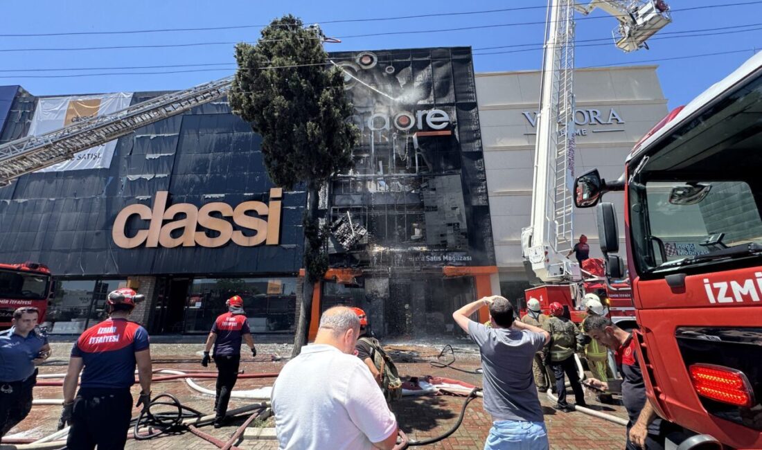 İZMİR (AA) – İzmir'in Karabağlar ilçesindeki bir mobilya mağazasında çıkan