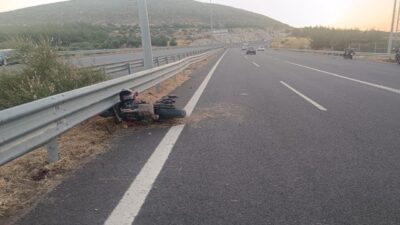 İZMİR (AA) – İzmir'in Aliağa ilçesinde kullandığı motosikletin devrilerek bariyere