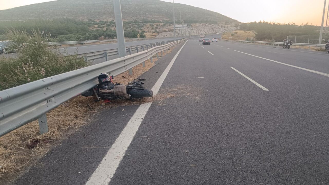 İZMİR (AA) – İzmir'in Aliağa ilçesinde kullandığı motosikletin devrilerek bariyere
