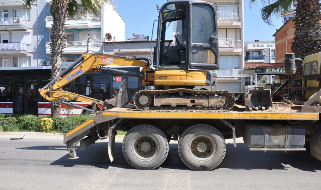 İZMİR (AA) – İzmir'in Ödemiş ilçesinde iş makinesi yüklü kamyonla