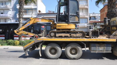 İZMİR (AA) – İzmir'in Ödemiş ilçesinde iş makinesi yüklü kamyonla