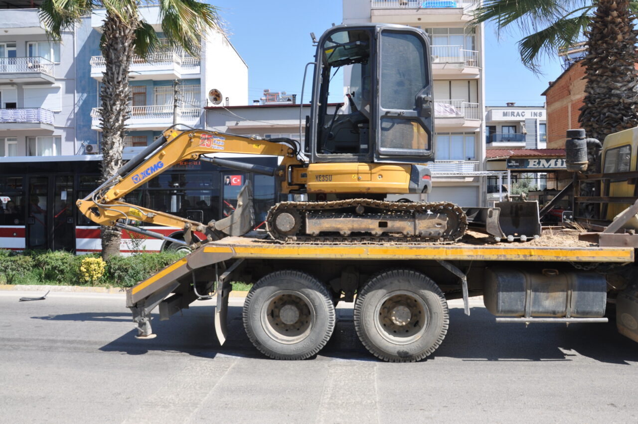 İZMİR (AA) – İzmir'in Ödemiş ilçesinde iş makinesi yüklü kamyonla