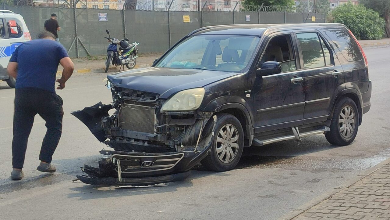 İZMİR (AA) – İzmir'in Ödemiş ilçesinde cip ile otomobilin çarpışması