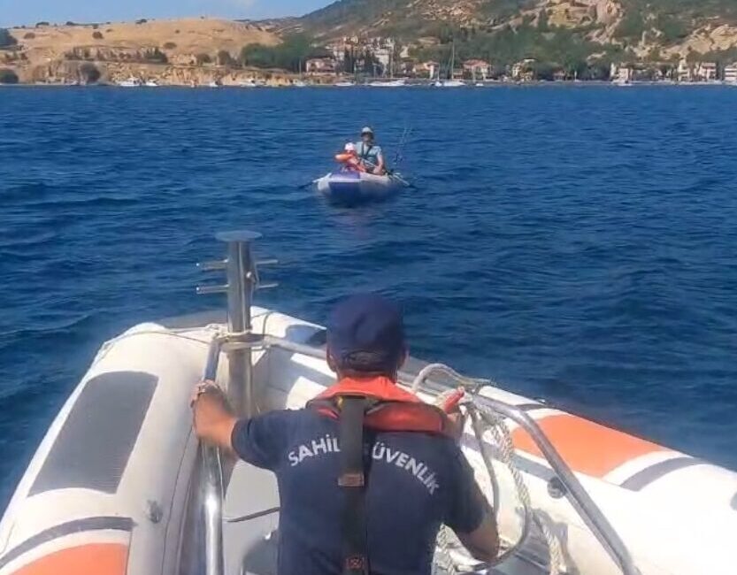 İZMİR (AA) – İzmir'in Foça ilçesi açıklarında lastik botun sürüklenmesi