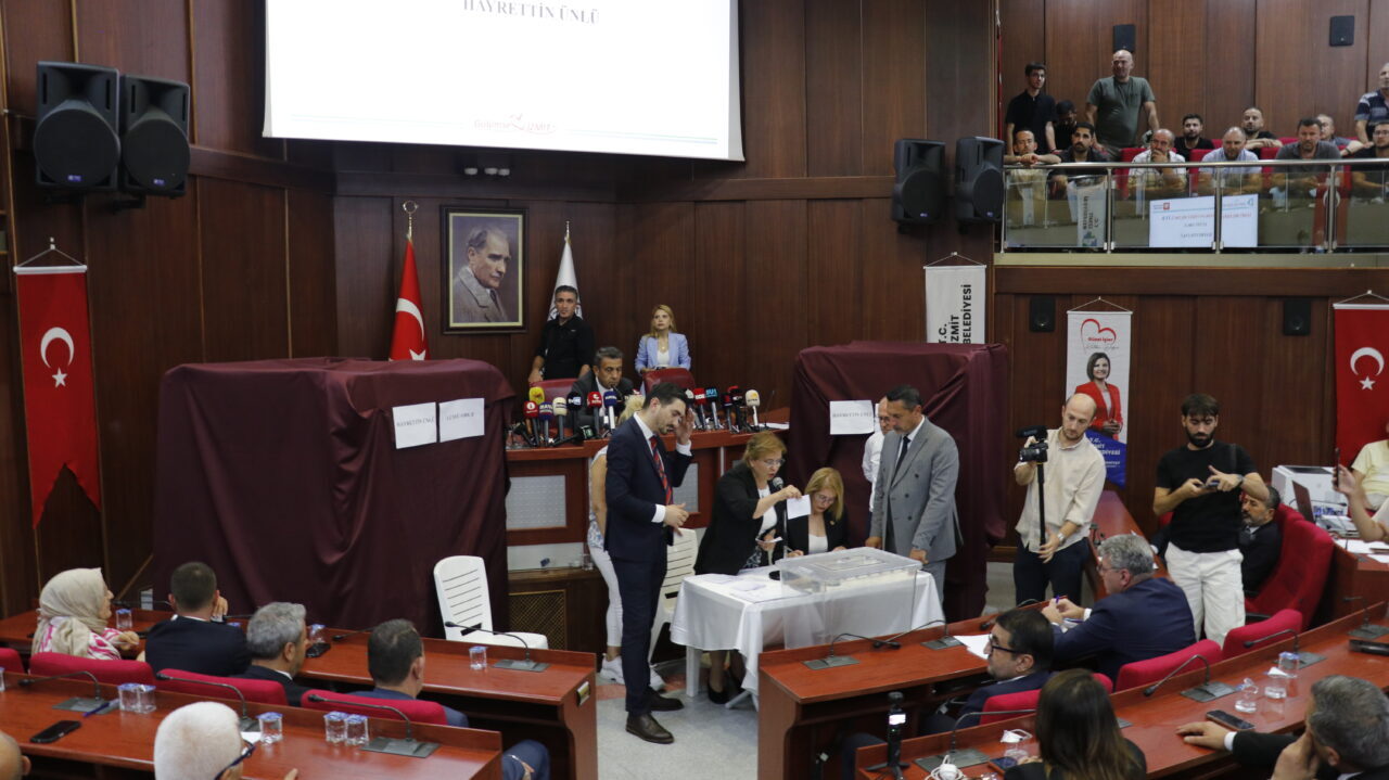 KOCAELİ (AA) – İzmit Belediye Meclisi'nde, tutuklanan Belediye Başkanı Fatma