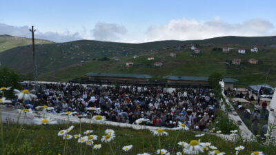 GÜMÜŞHANE (AA) – Gümüşhane-Trabzon sınırındaki 1800 rakımlı Kadırga Yaylası'ndaki üstü