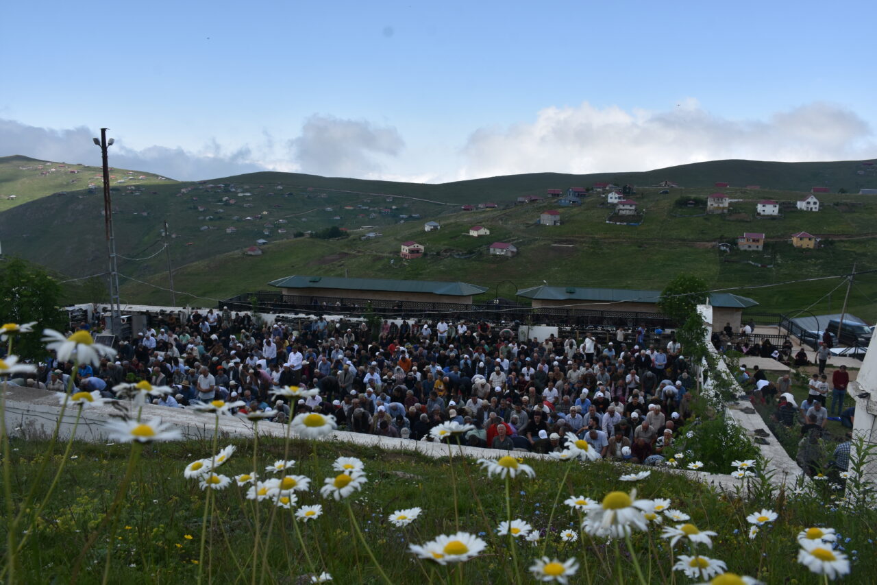 GÜMÜŞHANE (AA) – Gümüşhane-Trabzon sınırındaki 1800 rakımlı Kadırga Yaylası'ndaki üstü