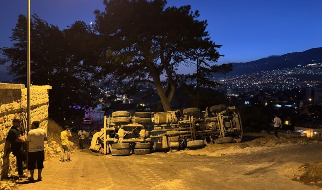 KAHRAMANMARAŞ (AA) – Kahramanmaraş'ın Dulkadiroğlu ilçesinde beton mikserinin devrilmesi sonucu