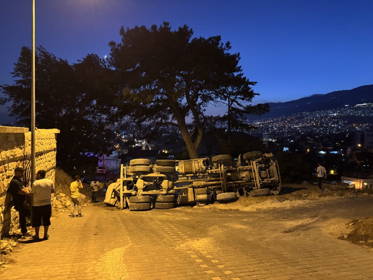 KAHRAMANMARAŞ (AA) – Kahramanmaraş'ın Dulkadiroğlu ilçesinde beton mikserinin devrilmesi sonucu