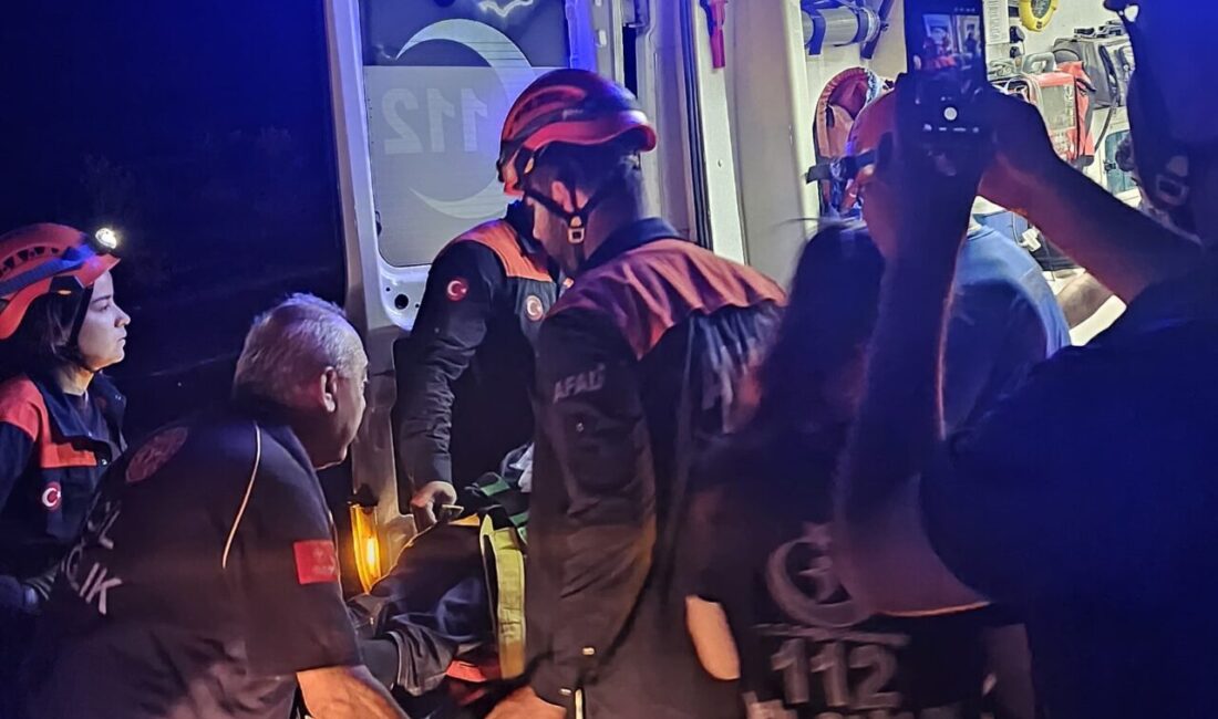 KAHRAMANMARAŞ (AA) – Kahramanmaraş'ın Pazarcık ilçesinde şarampole devrilen tırda sıkışan
