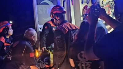 KAHRAMANMARAŞ (AA) – Kahramanmaraş'ın Pazarcık ilçesinde şarampole devrilen tırda sıkışan