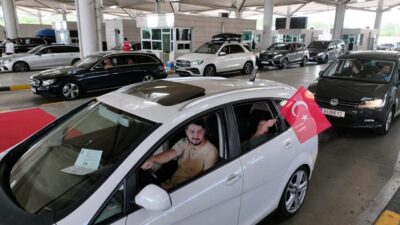 - Fransa'dan gelen Bayram Kemertaş:
- "Sınırdan geçerken çocuğum 'Baba bayrağı