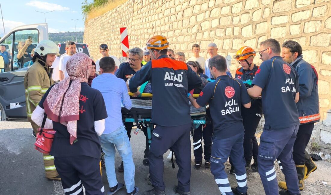 KARABÜK (AA) – Karabük'ün Safranbolu ilçesinde devrilen tırın sürücüsü yaralandı.