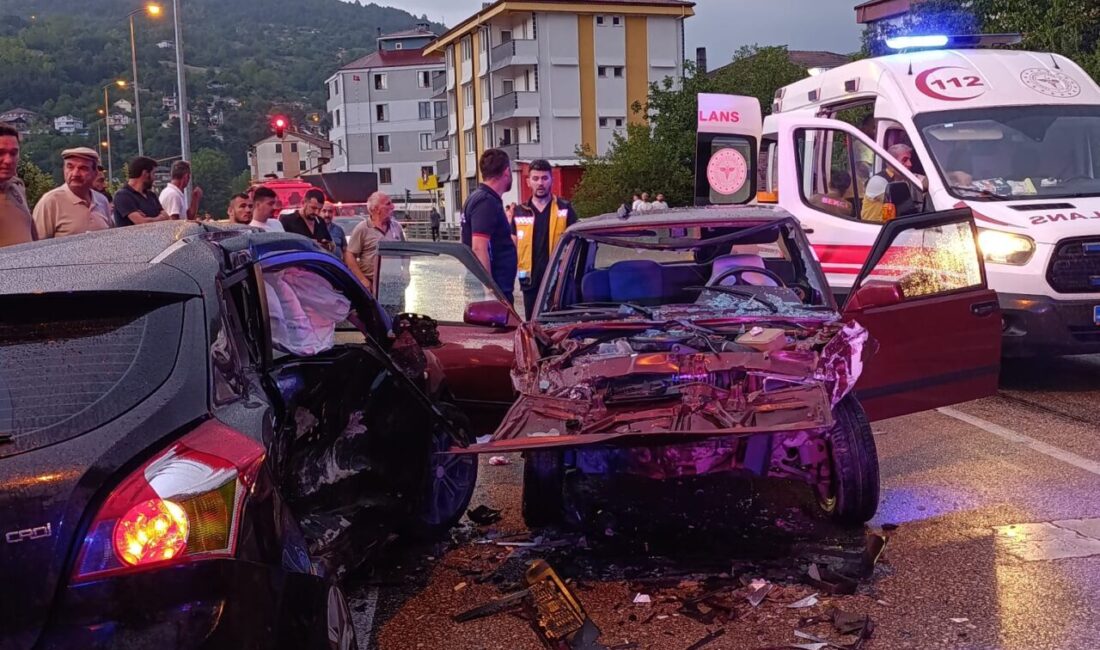 KARABÜK (AA) – Karabük'ün Yenice ilçesinde iki otomobilin çarpıştığı kazada