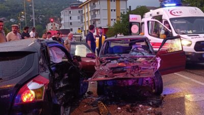 KARABÜK (AA) – Karabük'ün Yenice ilçesinde iki otomobilin çarpıştığı kazada