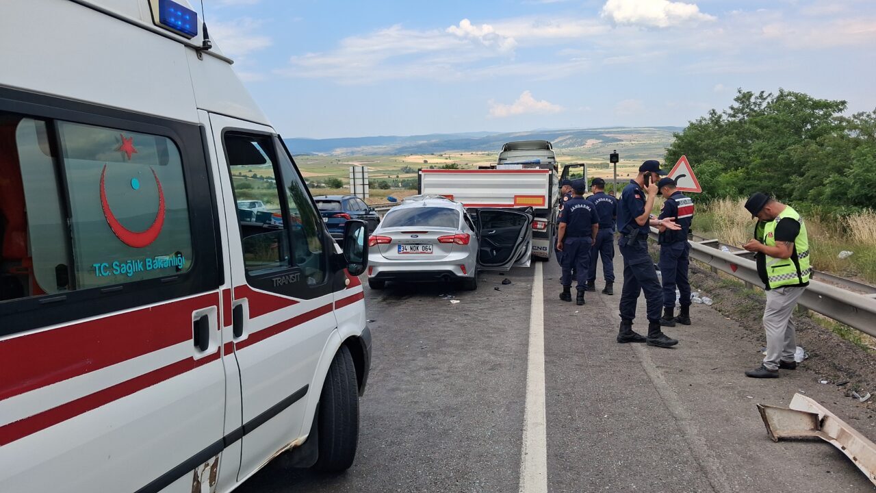 KARABÜK (AA) – Karabük'ün Eskipazar ilçesinde tıra çarpan otomobildeki 1