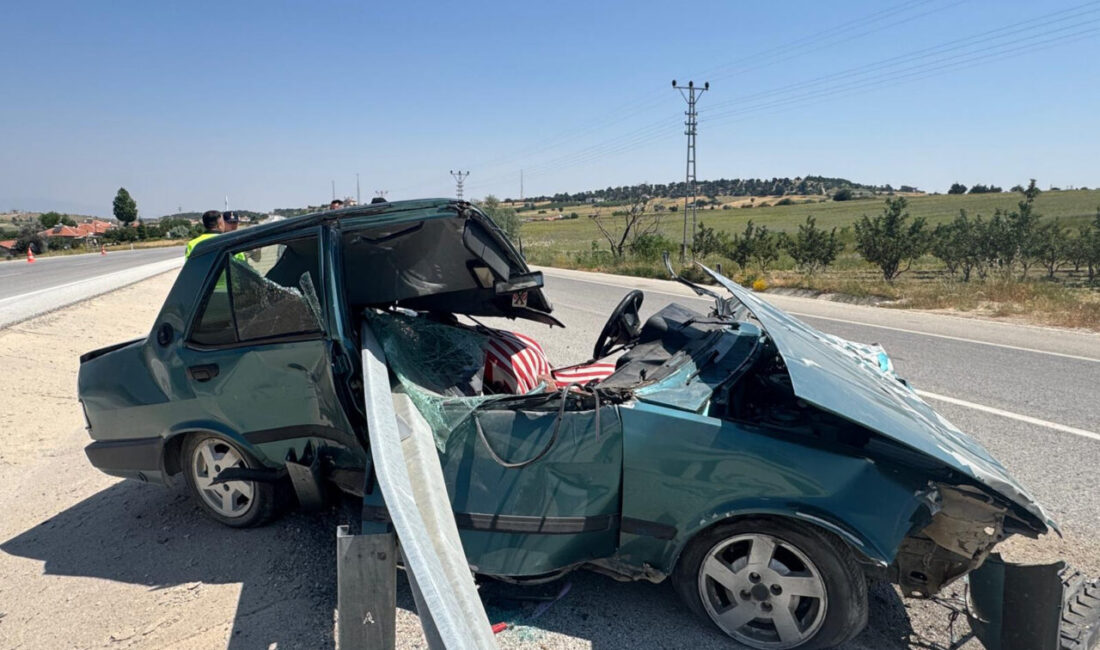 KARAMAN (AA) – Karaman'da bariyere çarpan otomobilin sürücüsü yaralandı. M.A.