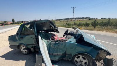 KARAMAN (AA) – Karaman'da bariyere çarpan otomobilin sürücüsü yaralandı. M.A.