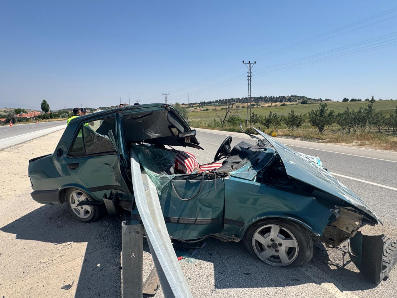 KARAMAN (AA) – Karaman'da bariyere çarpan otomobilin sürücüsü yaralandı. M.A.
