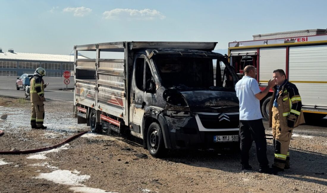 KARAMAN (AA) – Karaman'da seyir halinde yanan kamyonet kullanılamaz hale