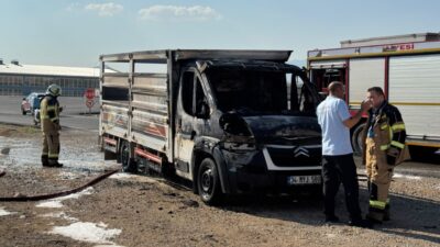 KARAMAN (AA) – Karaman'da seyir halinde yanan kamyonet kullanılamaz hale