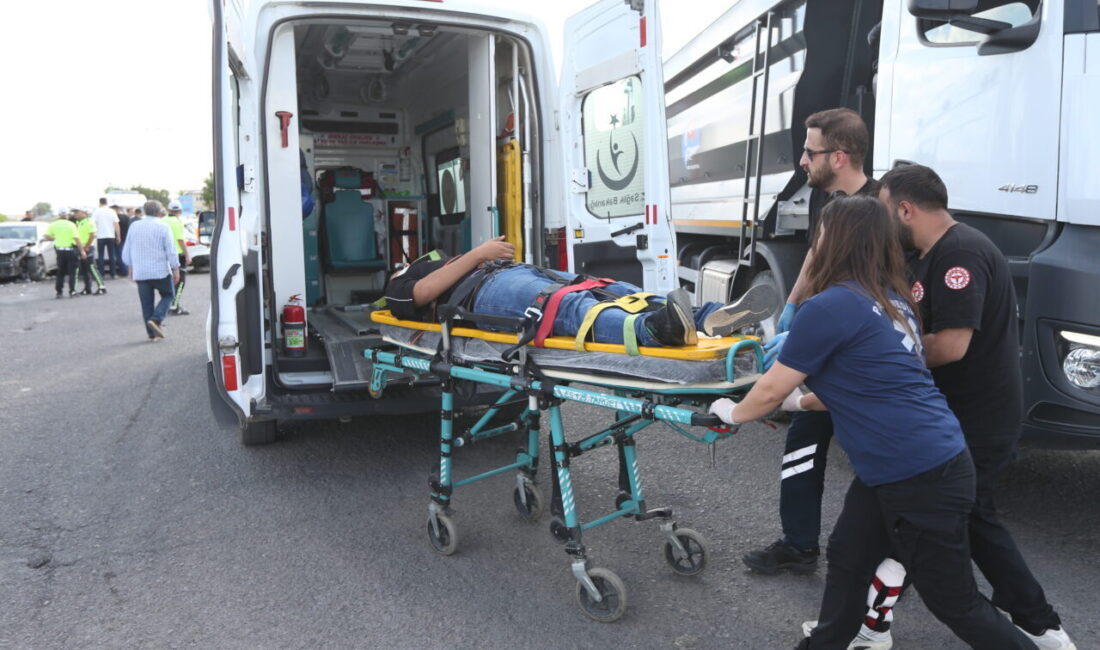 KARS (AA) – Kars'ta 3 aracın karıştığı trafik kazasında 8