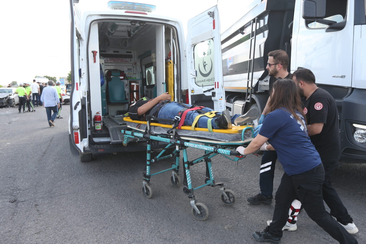 KARS (AA) – Kars'ta 3 aracın karıştığı trafik kazasında 8