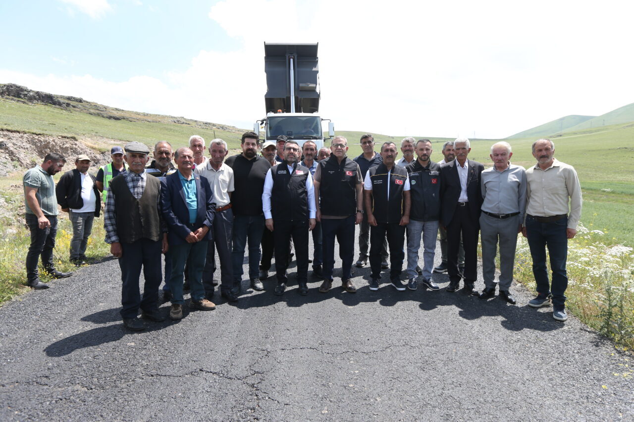 - Vali Ziya Polat:
- "Köylülerimizi toprak yoldan kurtarmak istiyoruz. Kars'ta
