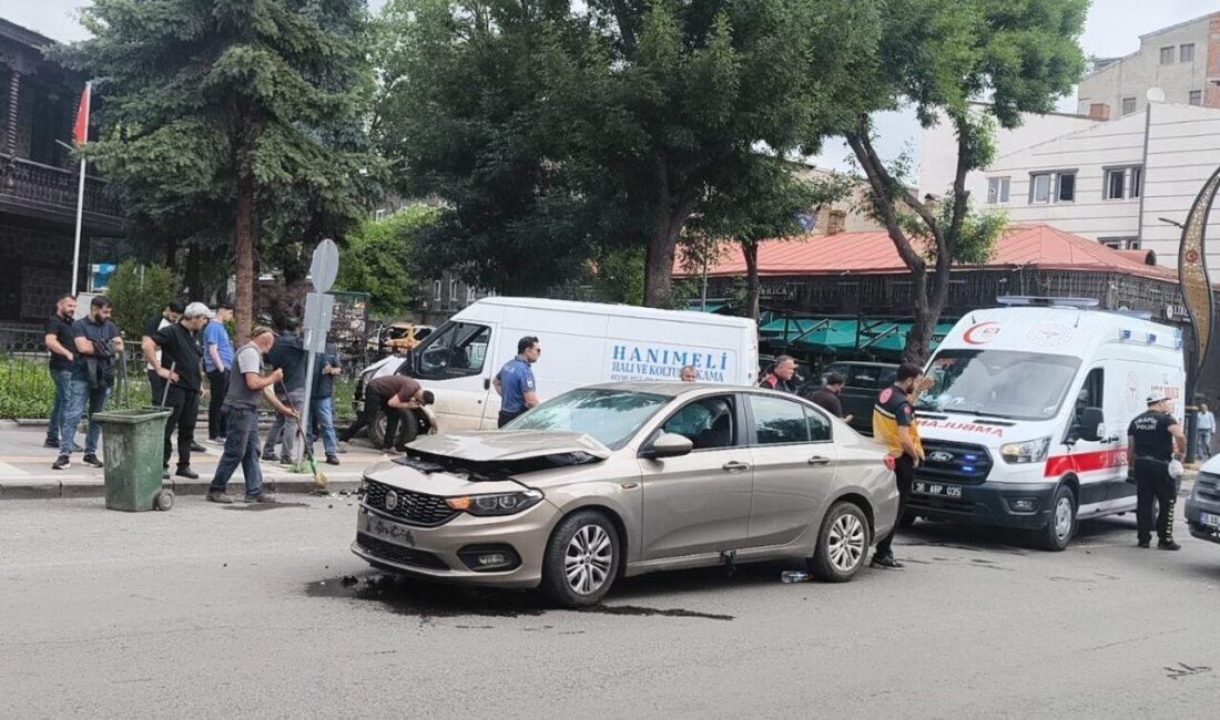 KARS (AA) – Kars'ta otomobil ile minibüsün kavşakta çarpıştığı kazada