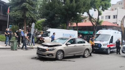 KARS (AA) – Kars'ta otomobil ile minibüsün kavşakta çarpıştığı kazada