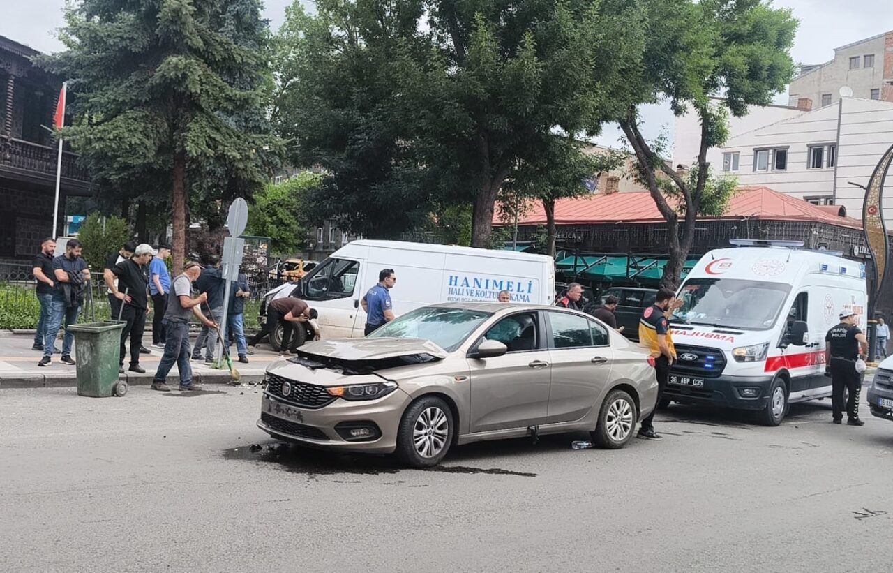 KARS (AA) – Kars'ta otomobil ile minibüsün kavşakta çarpıştığı kazada