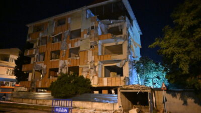 İSTANBUL (AA) – İstanbul'un Kartal ilçesinde yıkım aşamasındaki binanın balkonları