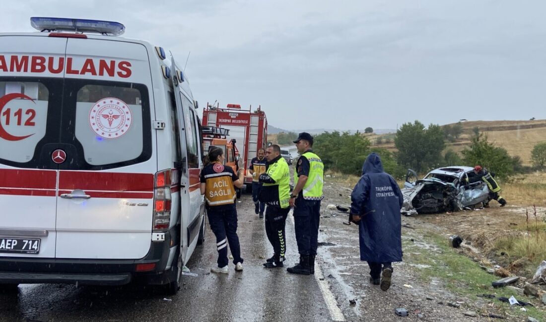 KASTAMONU (AA) – Kastamonu'nun Taşköprü ilçesinde 3 aracın karıştığı trafik
