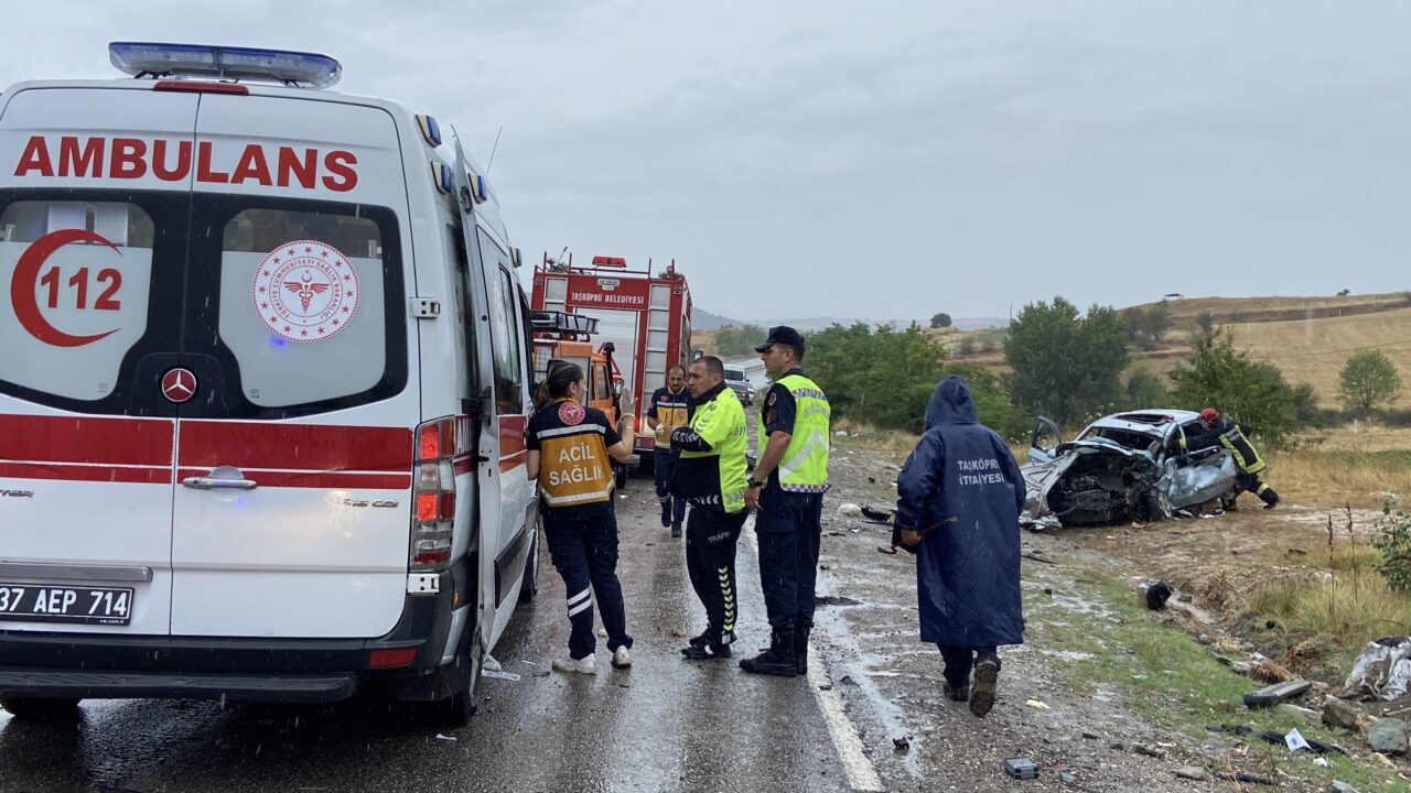 KASTAMONU (AA) – Kastamonu'nun Taşköprü ilçesinde 3 aracın karıştığı trafik