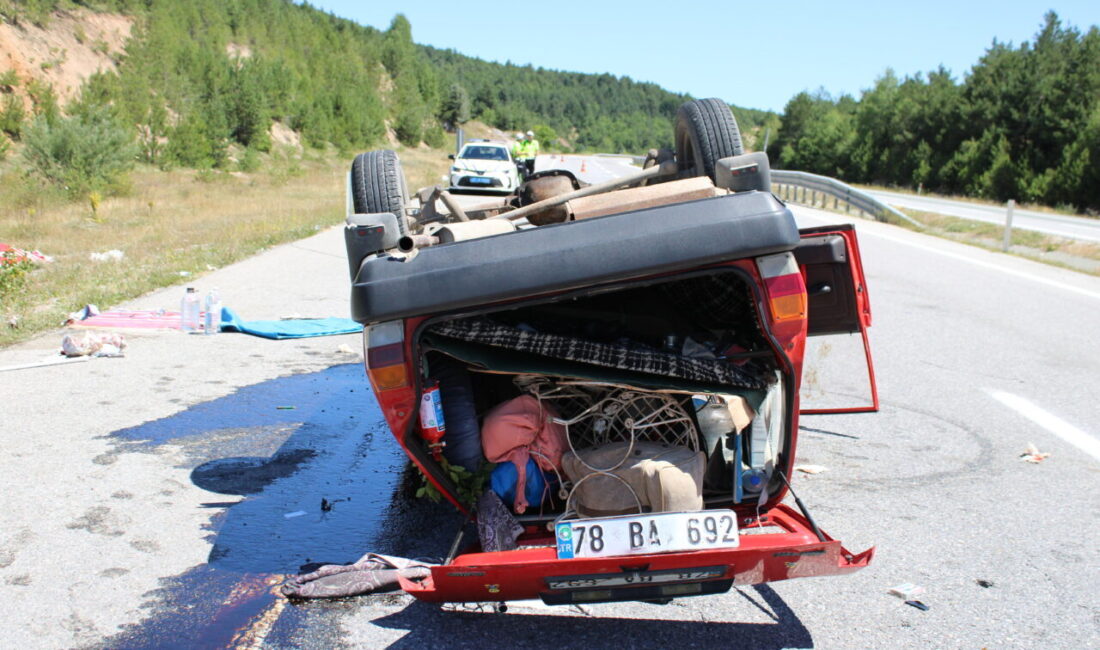 KASTAMONU (AA) – Kastamonu'da, otomobilin devrilmesi sonucu 3 kişi yaralandı.