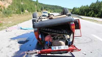 KASTAMONU (AA) – Kastamonu'da, otomobilin devrilmesi sonucu 3 kişi yaralandı.