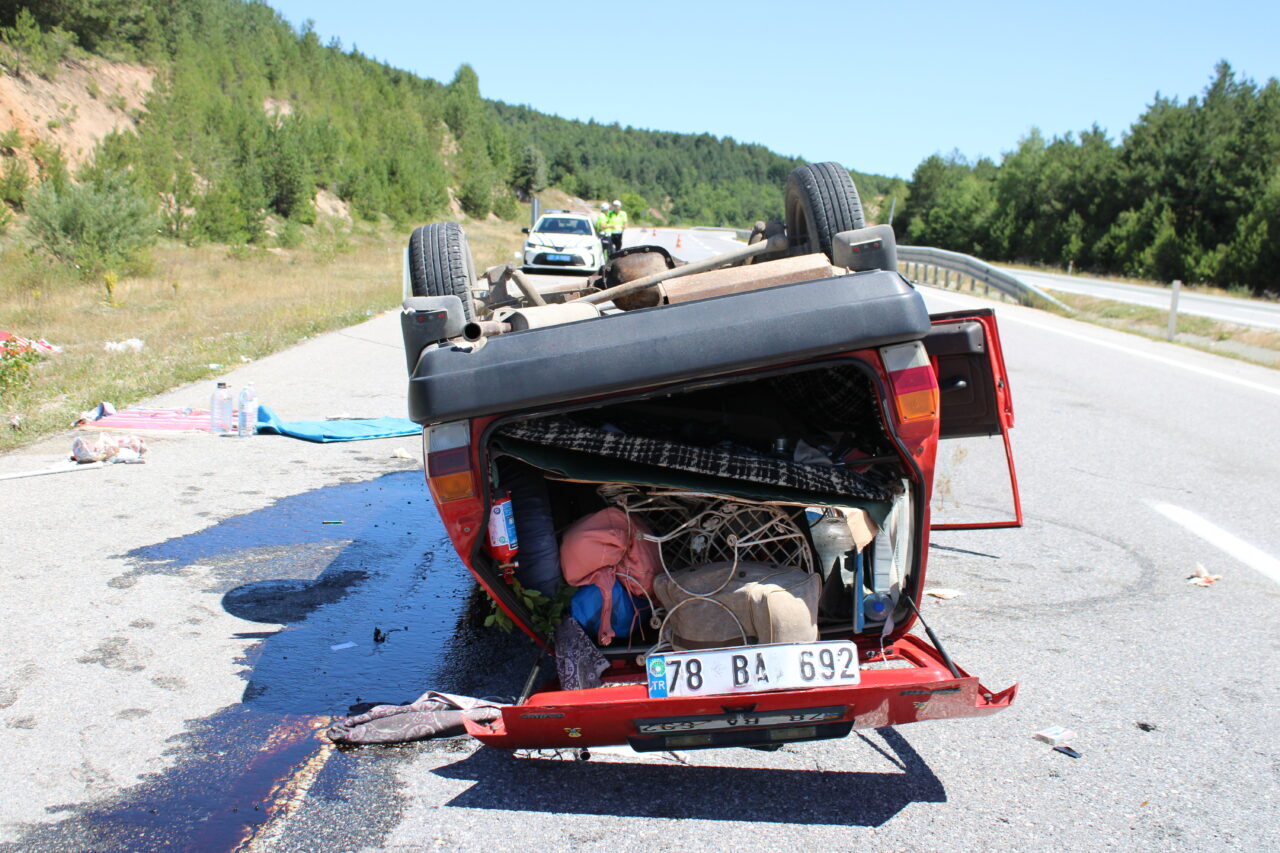 KASTAMONU (AA) – Kastamonu'da, otomobilin devrilmesi sonucu 3 kişi yaralandı.