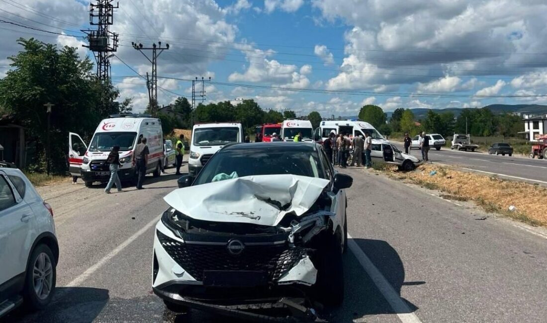 KASTAMONU (AA) – Kastamonu'da iki otomobilin çarpışması sonucu 1'i çocuk