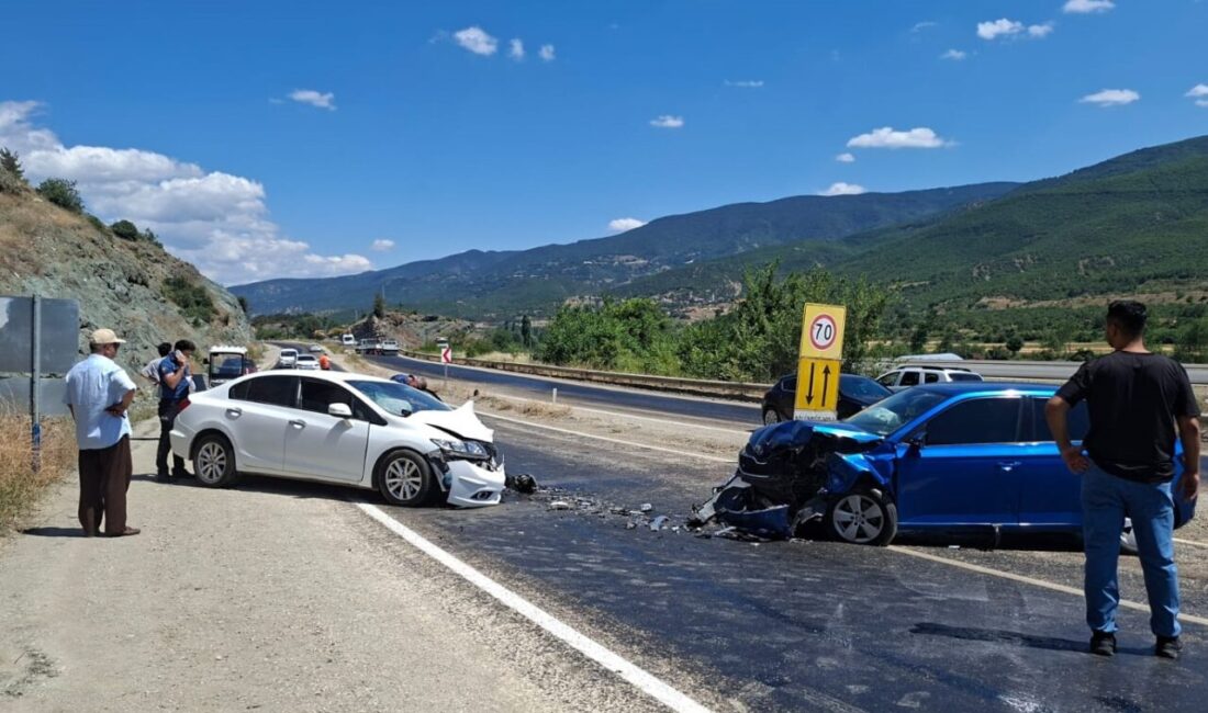 KASTAMONU (AA) – Kastamonu'nun Hanönü ilçesinde iki otomobilin çarpışması sonucu