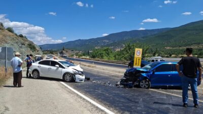 KASTAMONU (AA) – Kastamonu'nun Hanönü ilçesinde iki otomobilin çarpışması sonucu