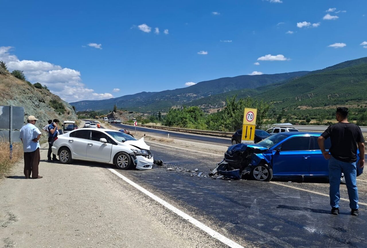 KASTAMONU (AA) – Kastamonu'nun Hanönü ilçesinde iki otomobilin çarpışması sonucu