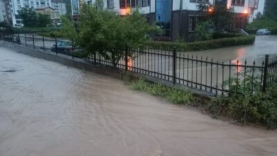 KASTAMONU (AA) – Kastamonu'nun Doğanyurt ilçesinde etkili olan sağanak birçok
