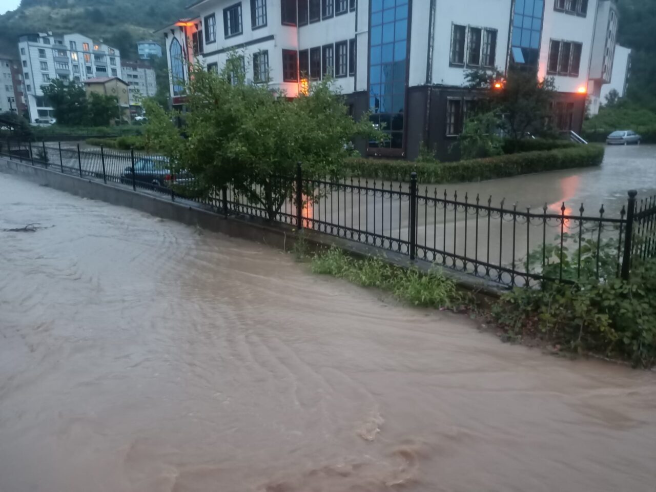 KASTAMONU (AA) – Kastamonu'nun Doğanyurt ilçesinde etkili olan sağanak birçok