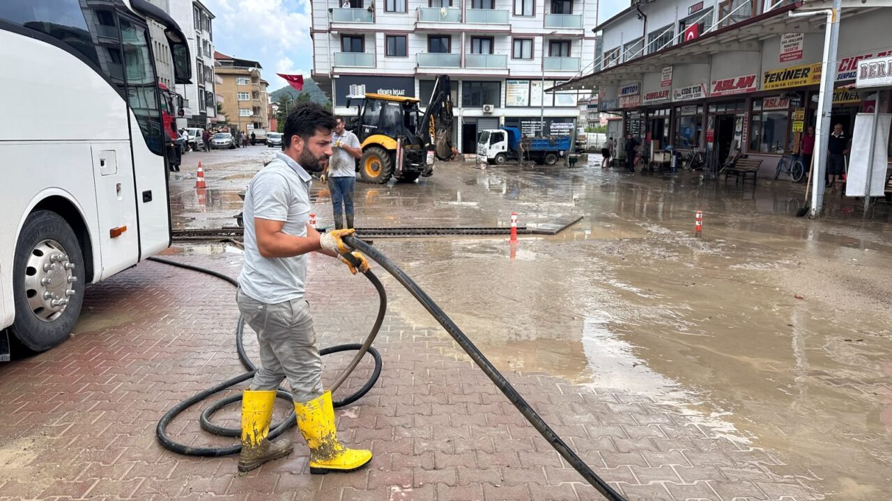 KASTAMONU (AA) – Kastamonu'nun Cide ilçesinde su baskınları sebebiyle zemin