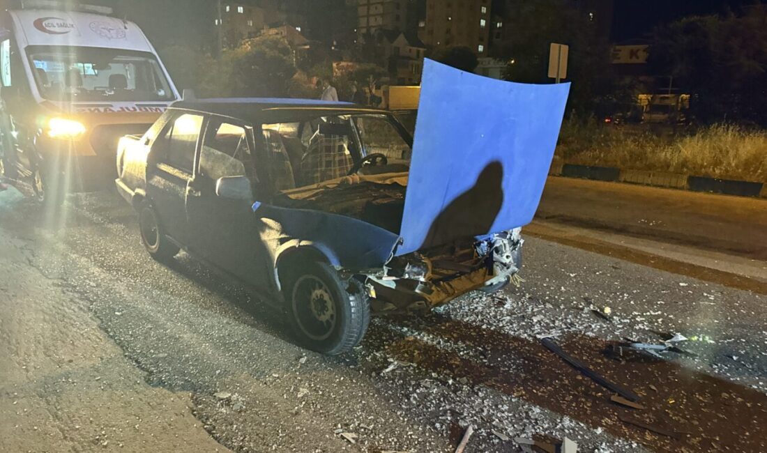 KASTAMONU (AA) – Kastamonu'da tırla çarpışan otomobildeki 5 kişi yaralandı.
