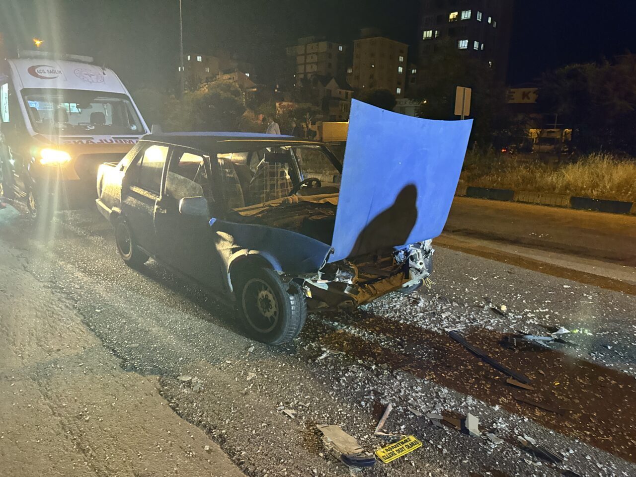 KASTAMONU (AA) – Kastamonu'da tırla çarpışan otomobildeki 5 kişi yaralandı.