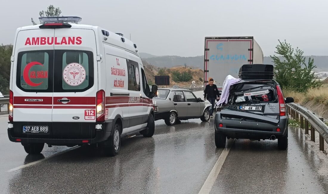 KASTAMONU (AA) – Kastamonu'nun Tosya ilçesinde meydana gelen trafik kazalarında