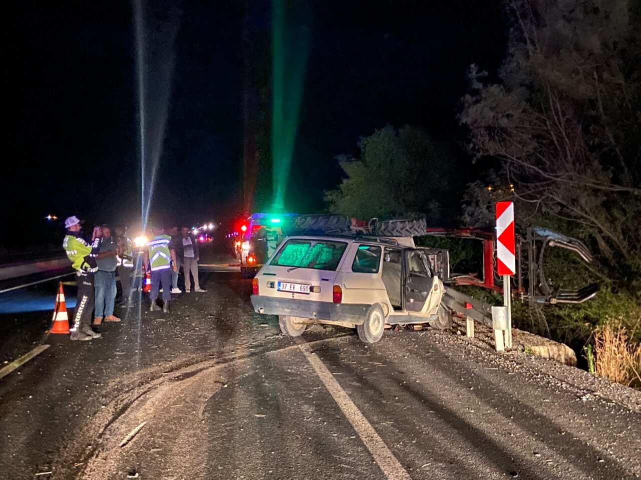 KASTAMONU (AA) – Kastamonu'nun Taşköprü ilçesinde traktör ile otomobilin çarpıştığı