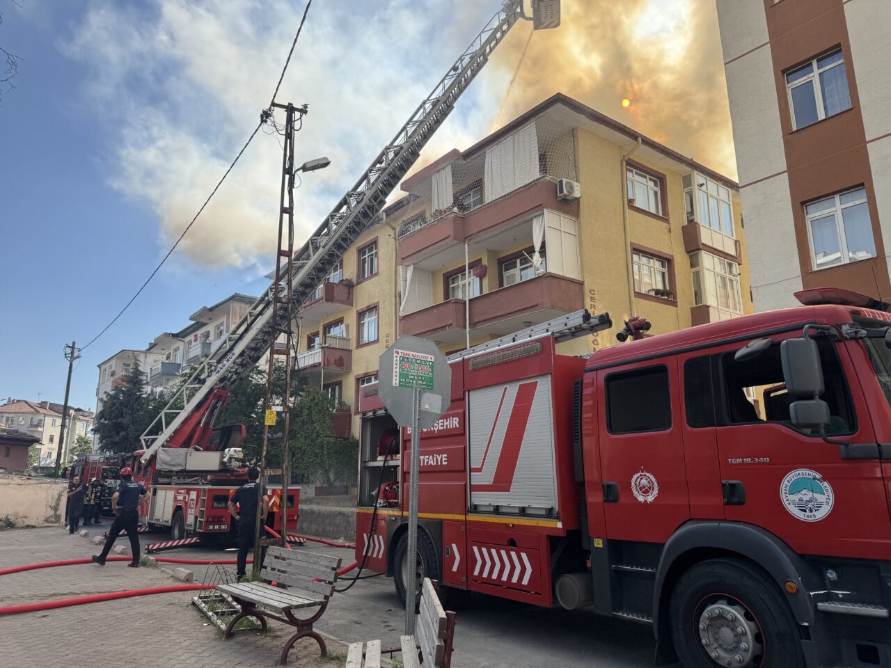 KAYSERİ (AA) – Kayseri'nin Kocasinan ilçesinde bir apartmanın çatısında çıkan